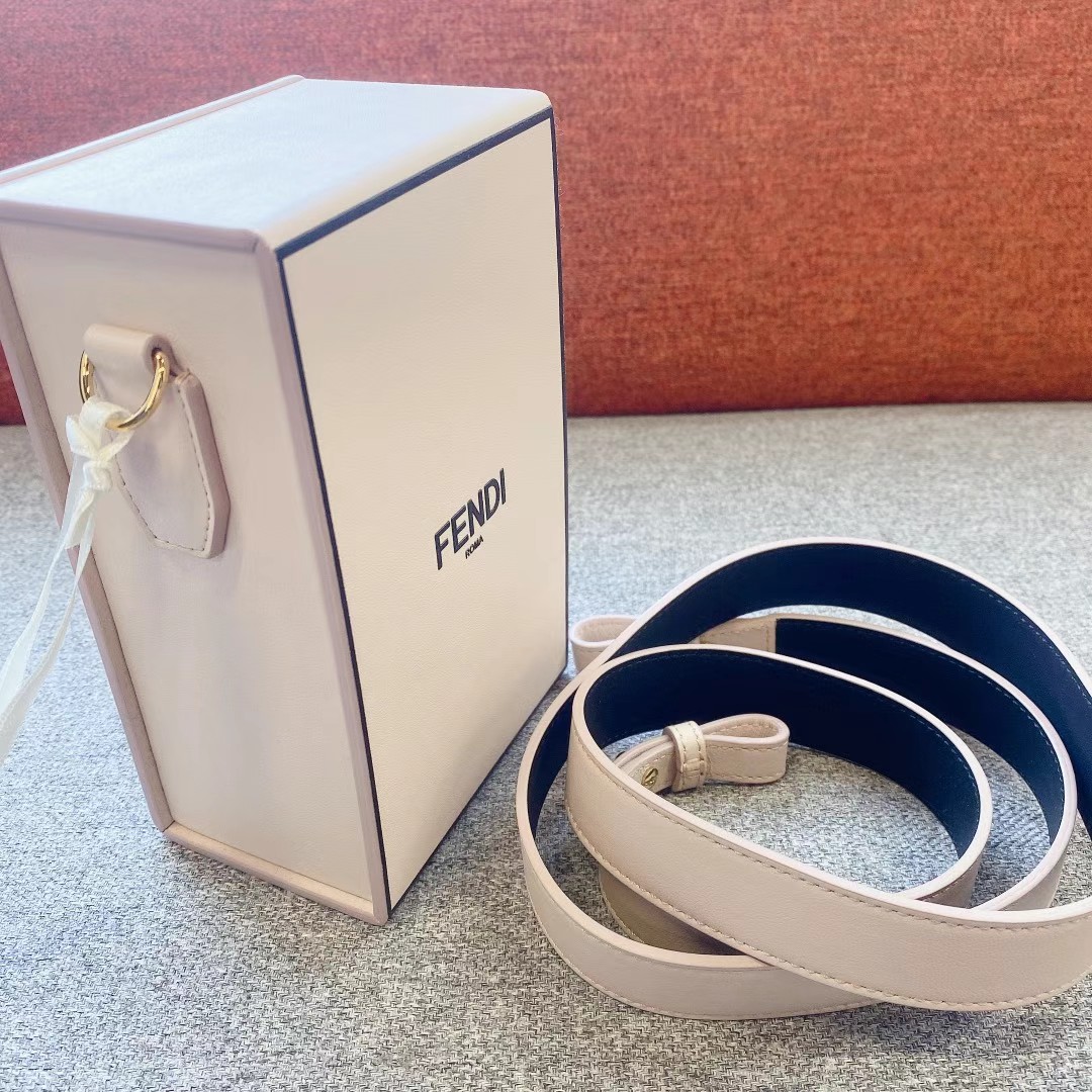 Used, 99% new, idle item, excellent condition Fendi box bag63440400280962111