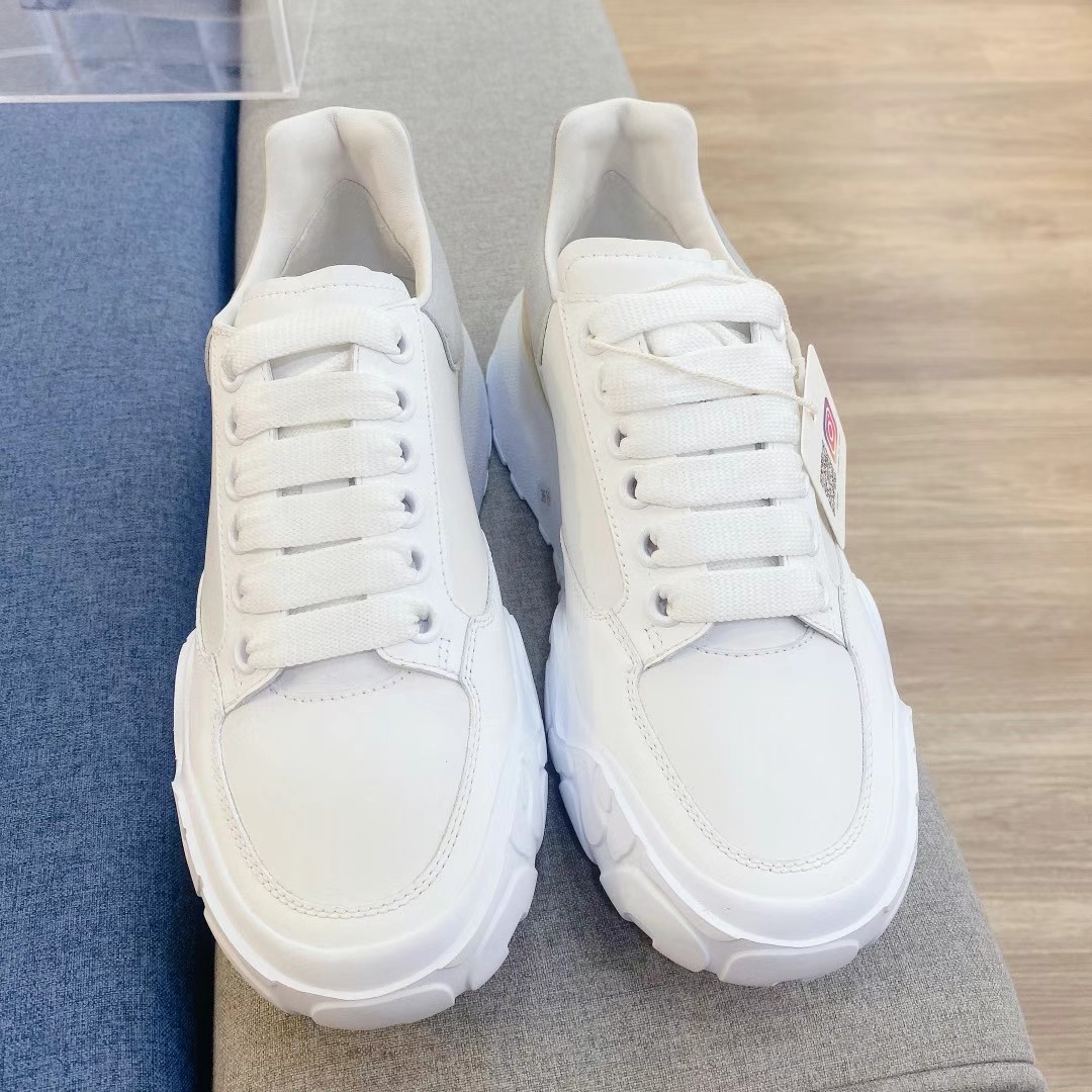 McQueen Women's Size 36.5 Special Price: 1450 AED63440393290242112