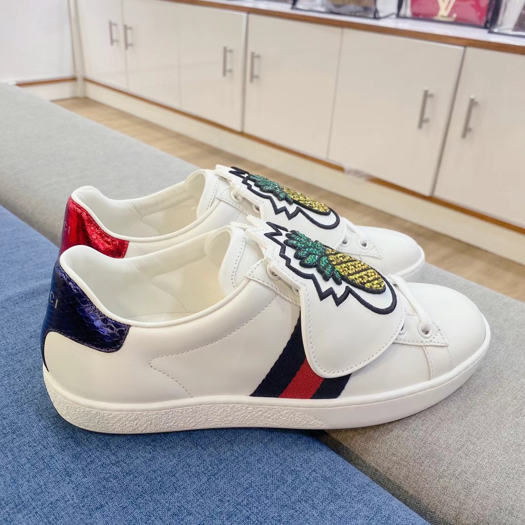 Gucci white shoes, size 35.563440392492545111