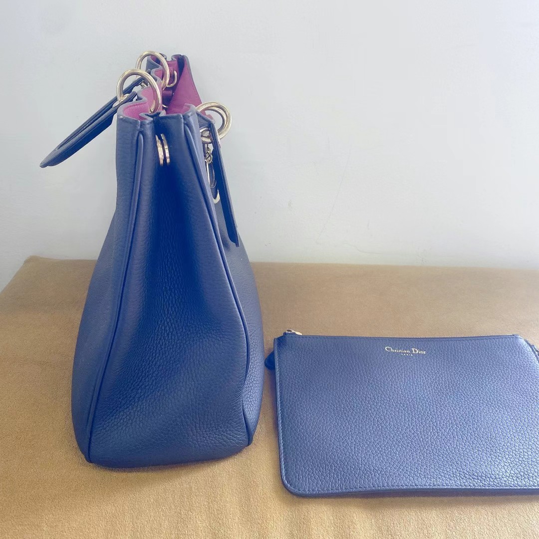 Used Dior Issimo black calfskin, comes with shoulder strap, large size. Price: 4200 AED63440392014211111