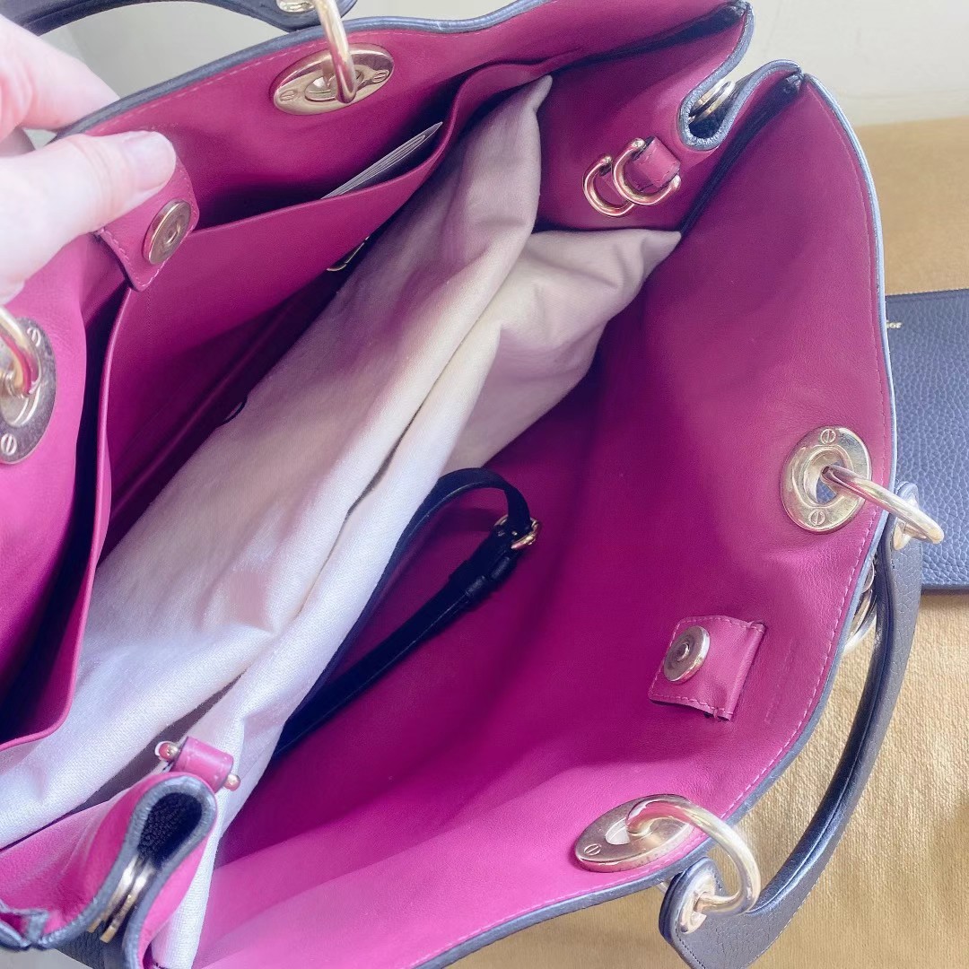 Used Dior Issimo black calfskin, comes with shoulder strap, large size. Price: 4200 AED63440392014211112