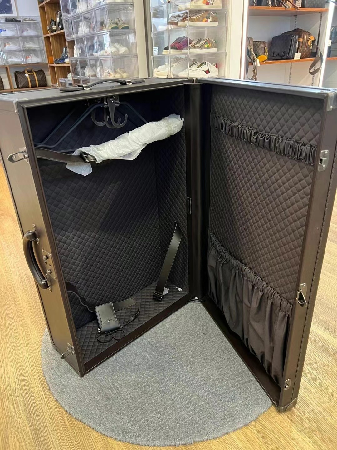 BV hard case with built-in hanger63440375990531113