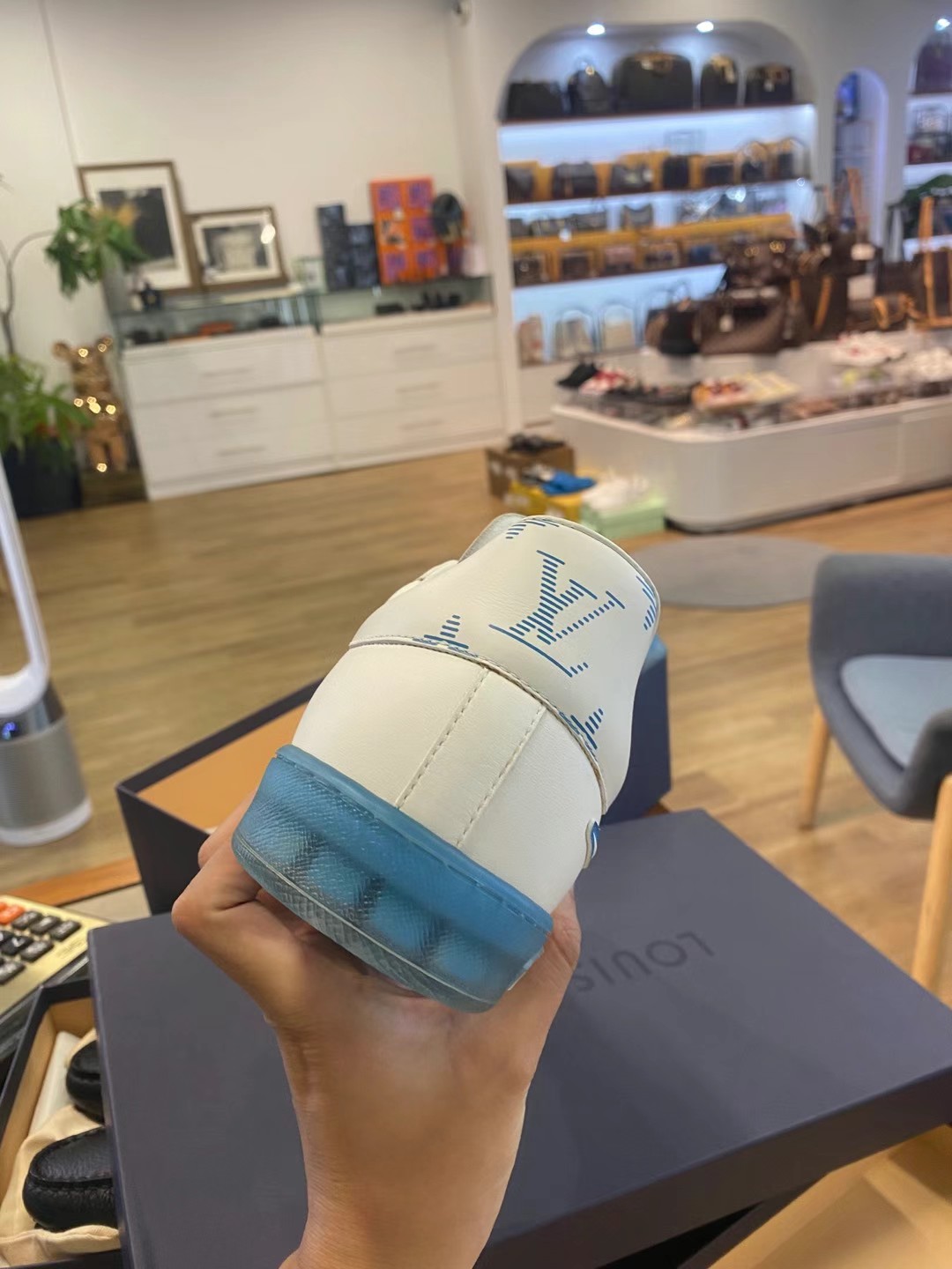 LV men's sneaker size 4263440374862338111