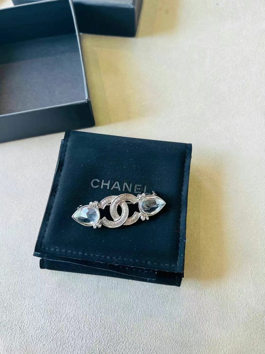 Chanel brooch63440360814594110