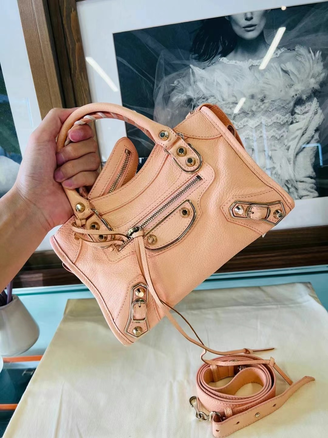 Like new, 99% condition, excellent quality63440342022658111
