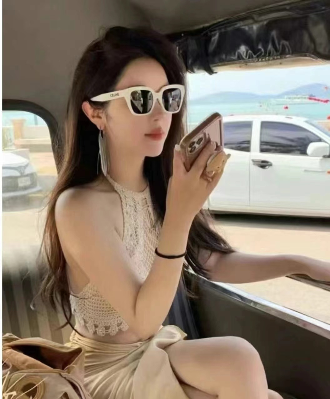 Celine sunglasses come with a small pouch and can be used separately.63440325490947114