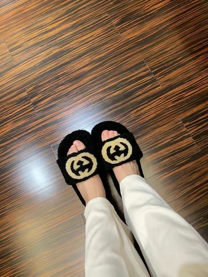 Gucci furry slippers63440305395587112
