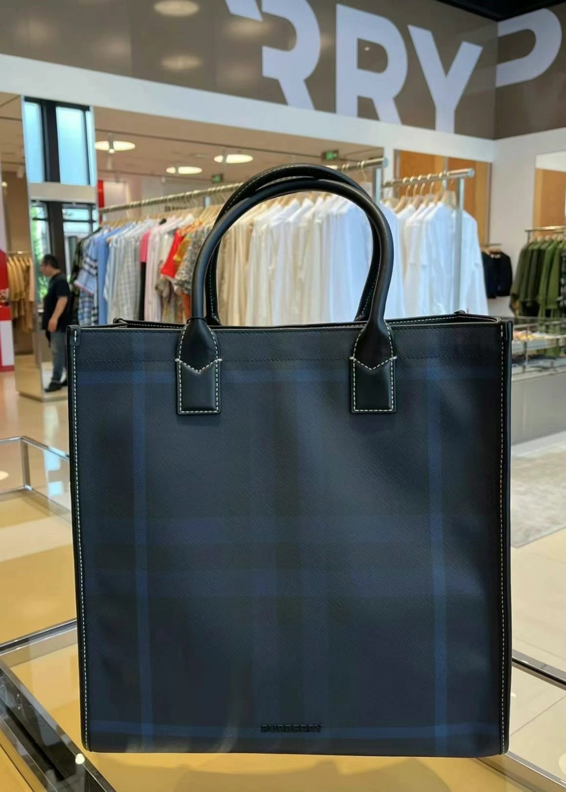 Burberry tote bag with shoulder strap63440291081217111