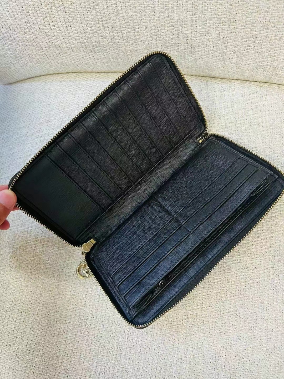 second-hand63440278934145111