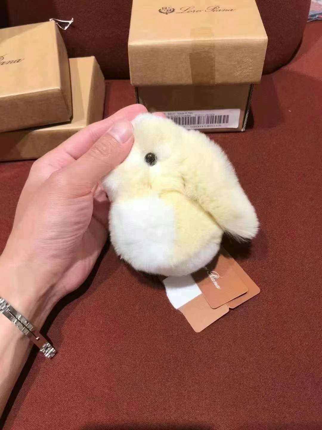 Second-hand item  
Hardware has slight oxidation  
Loro Piana rabbit pendant63440263771267111
