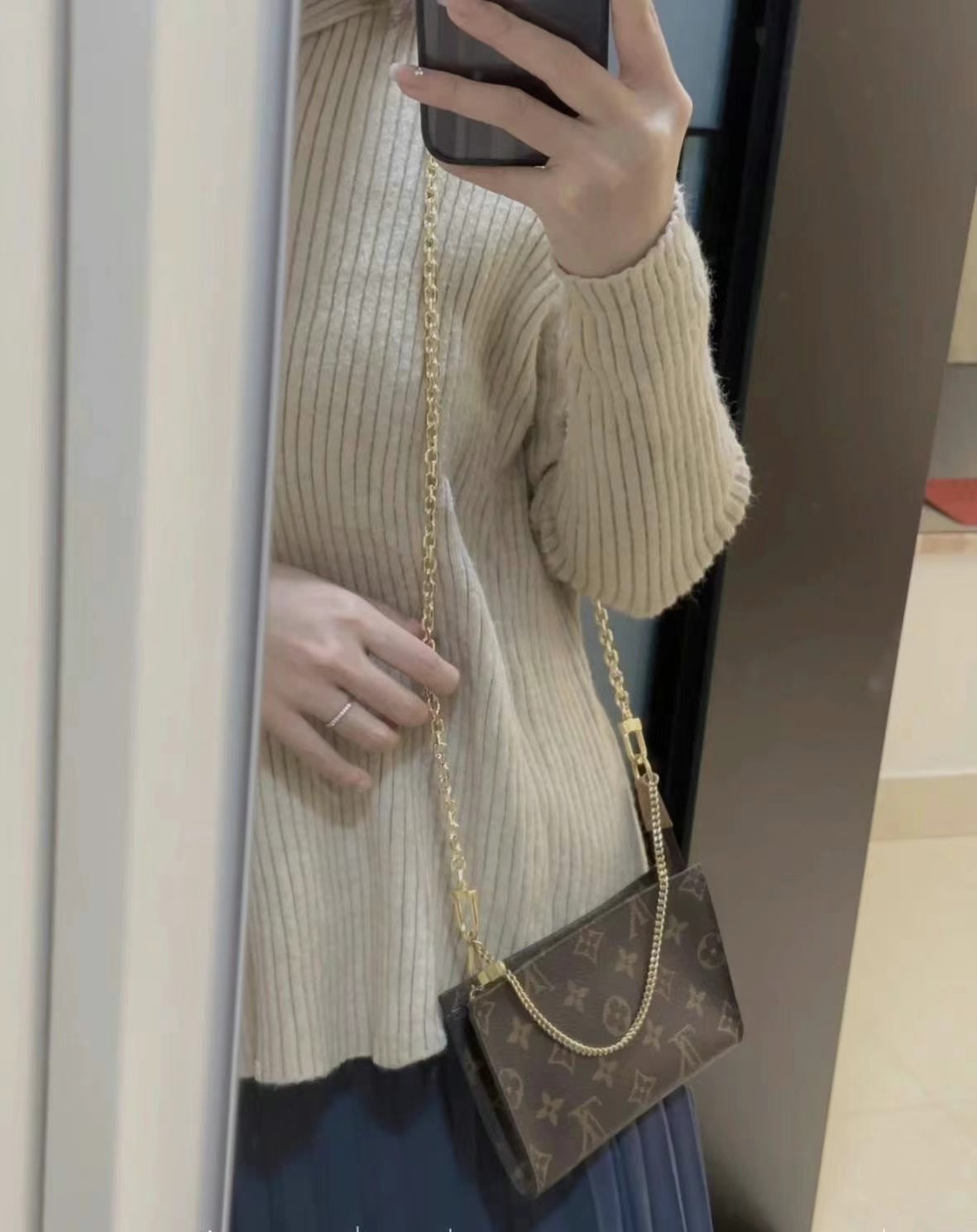 Second-hand LV small bag, updated crossbody style63440257843330113