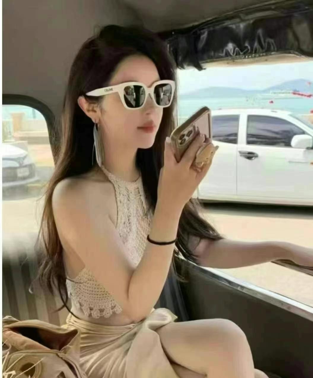 Celine sunglasses come with a small pouch and can be used separately63440198498691114