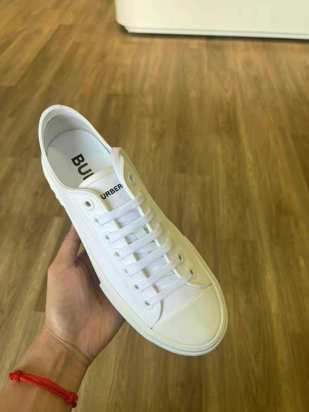 Burberry White Shoes Size 42.563440173531011111