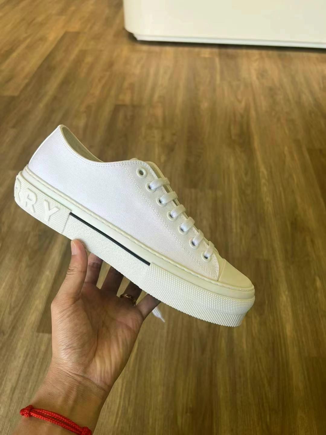 Burberry White Shoes Size 42.563440173531011112