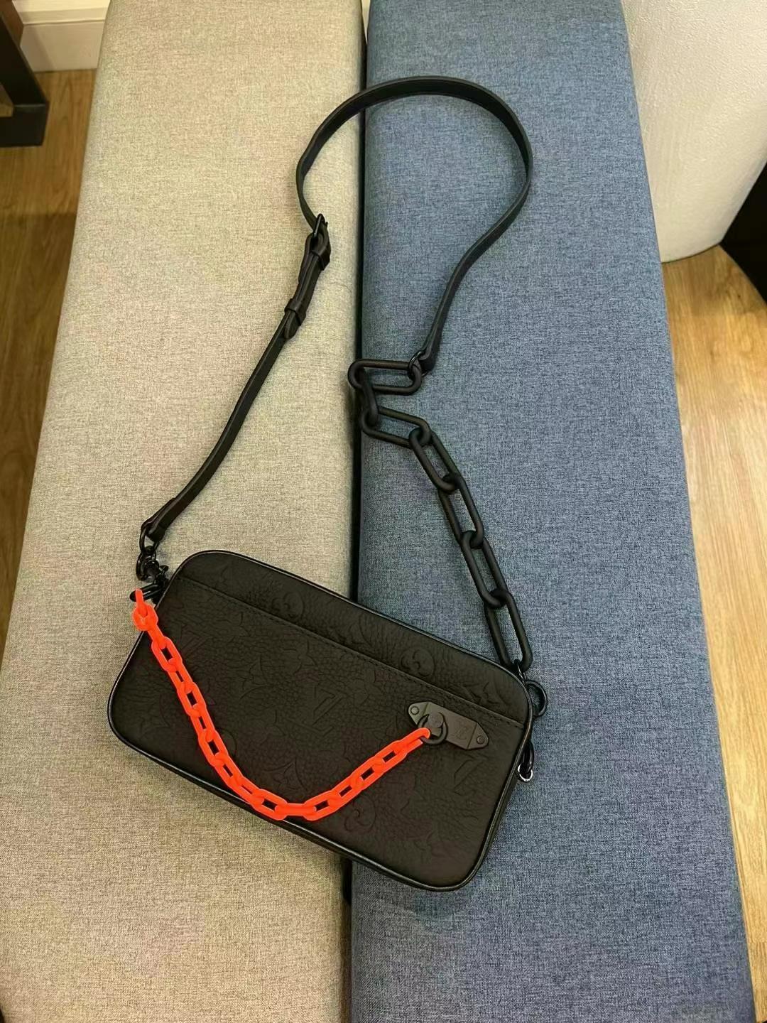 LV employee benefits combo: handbag + belt. Can be used separately or as a chest bag.63440162634369113
