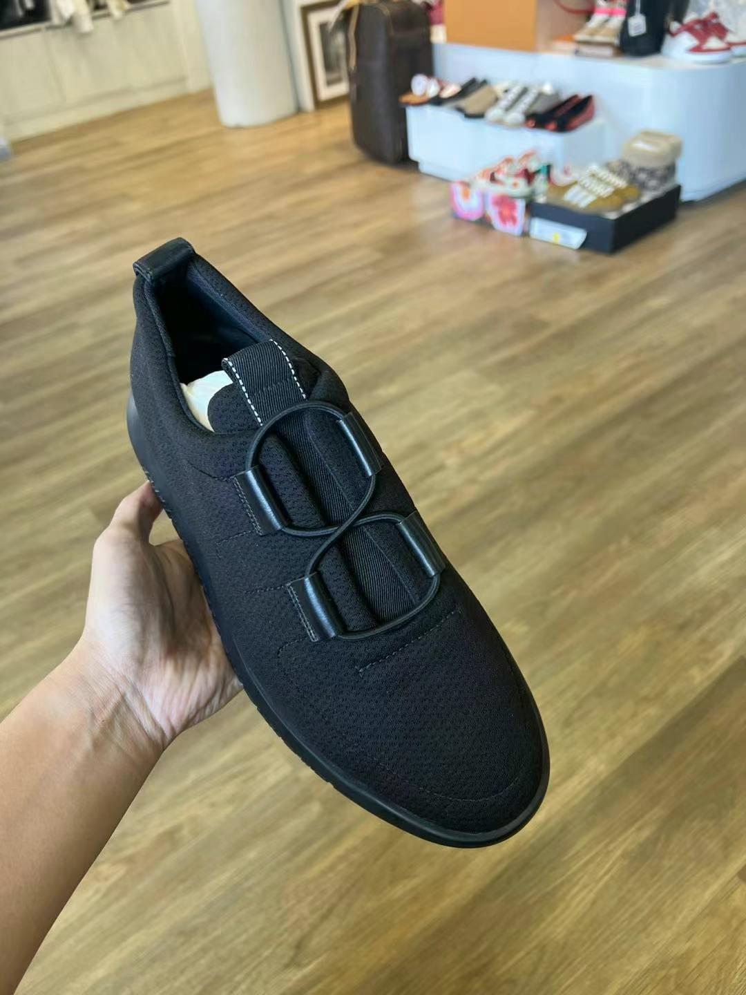 Hermes size 43, 1200 AED63440101943683111