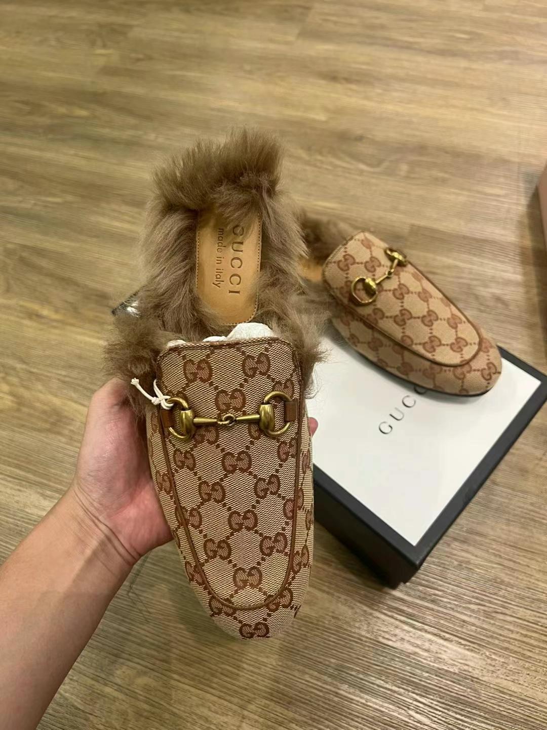 Gucci furry slippers size 39 (runs small)63440057069058111