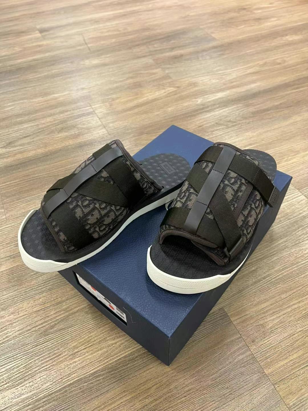 Dior men's slippers size 44 (runs small)63440040856065111