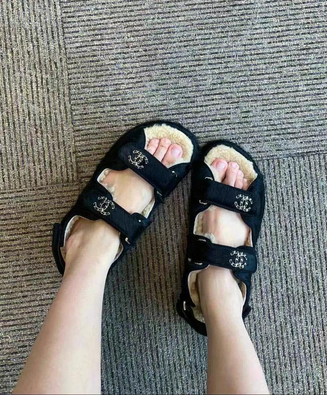 Chanel sandals size 37.563440039271682111