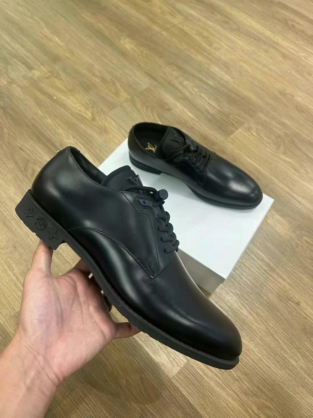 LV employee work shoes size 42.563440032237699111
