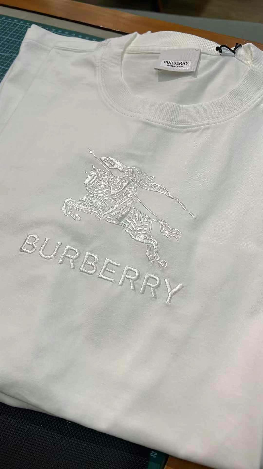 Burberry Equestrian Knight Embroidered T-shirt Size M L63439995851138111