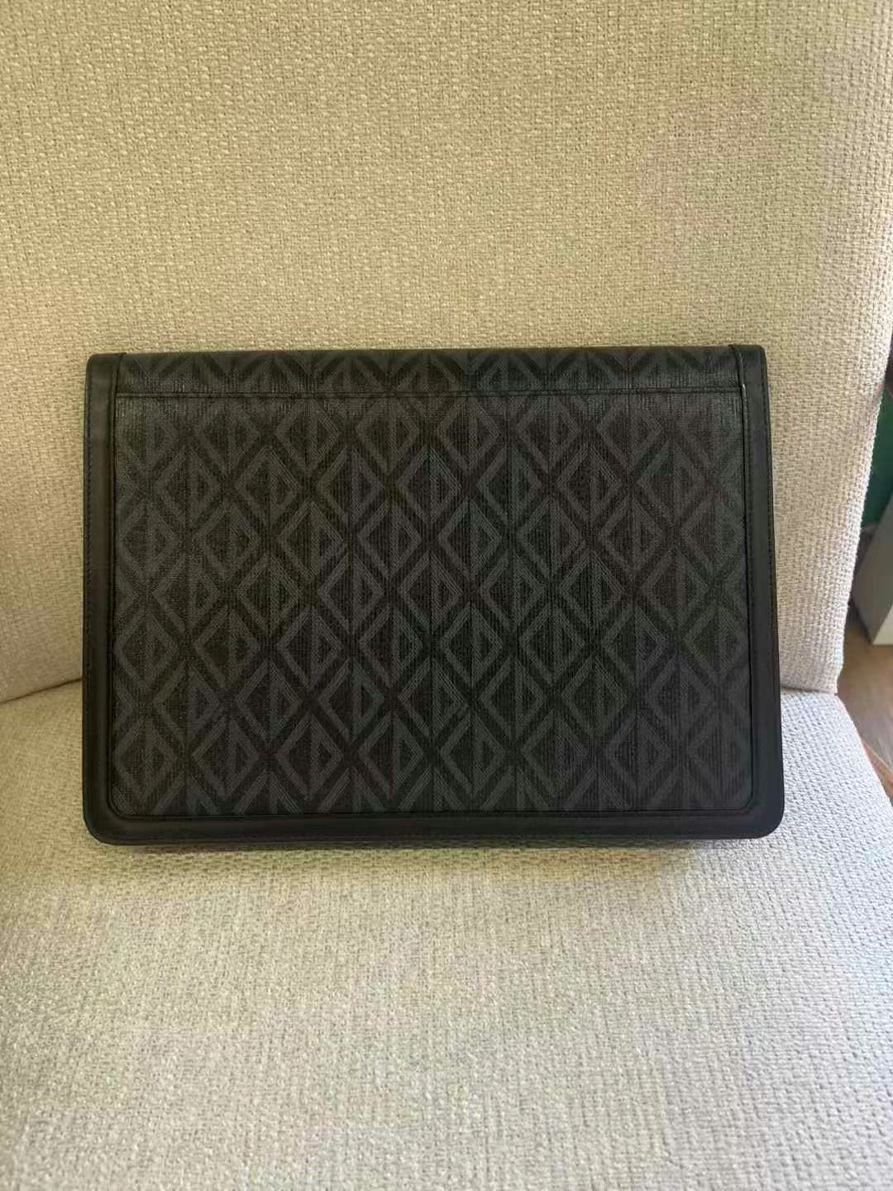 Dior clutch bag  
Size: 34.5*23.5cm63439952805633111