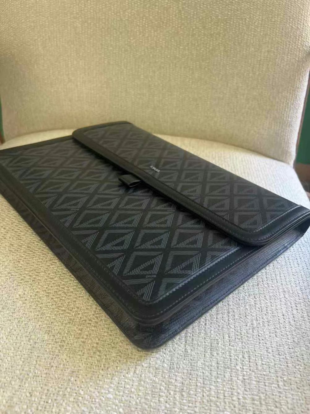 Dior clutch bag  
Size: 34.5*23.5cm63439952805633112