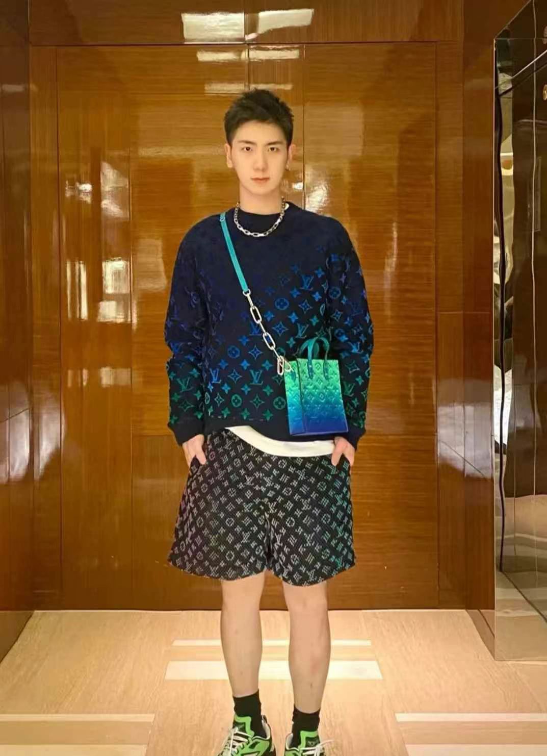 LV Gradient Color Shorts, Men's Style, Unisex (Suitable for Women), Size 3863439927953411111