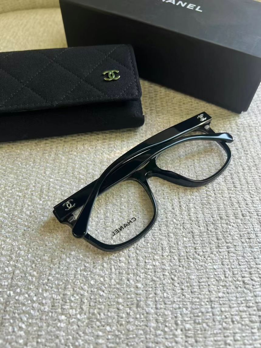 Chanel Natural Look Mirror Unisex63439923179651111