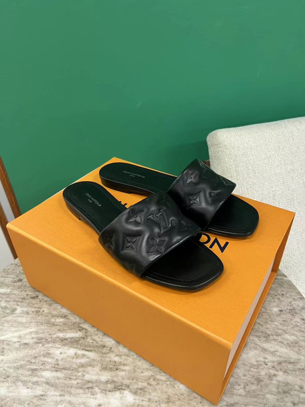 LV Slippers Size 3863439917848833111