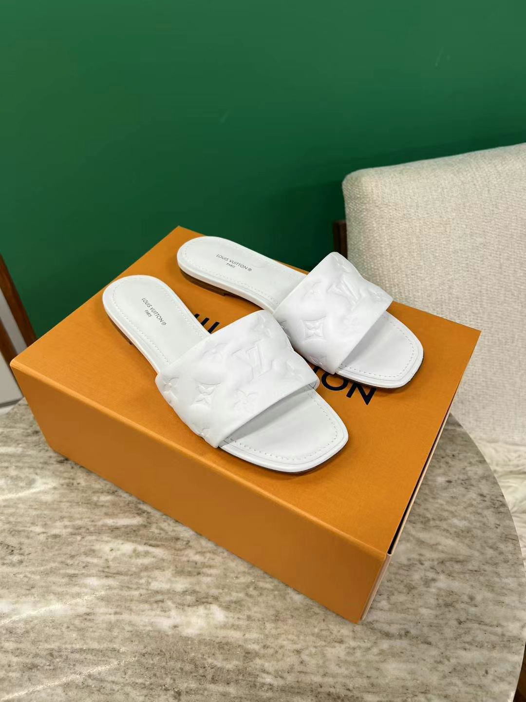 LV Slippers Size 3863439917848833112