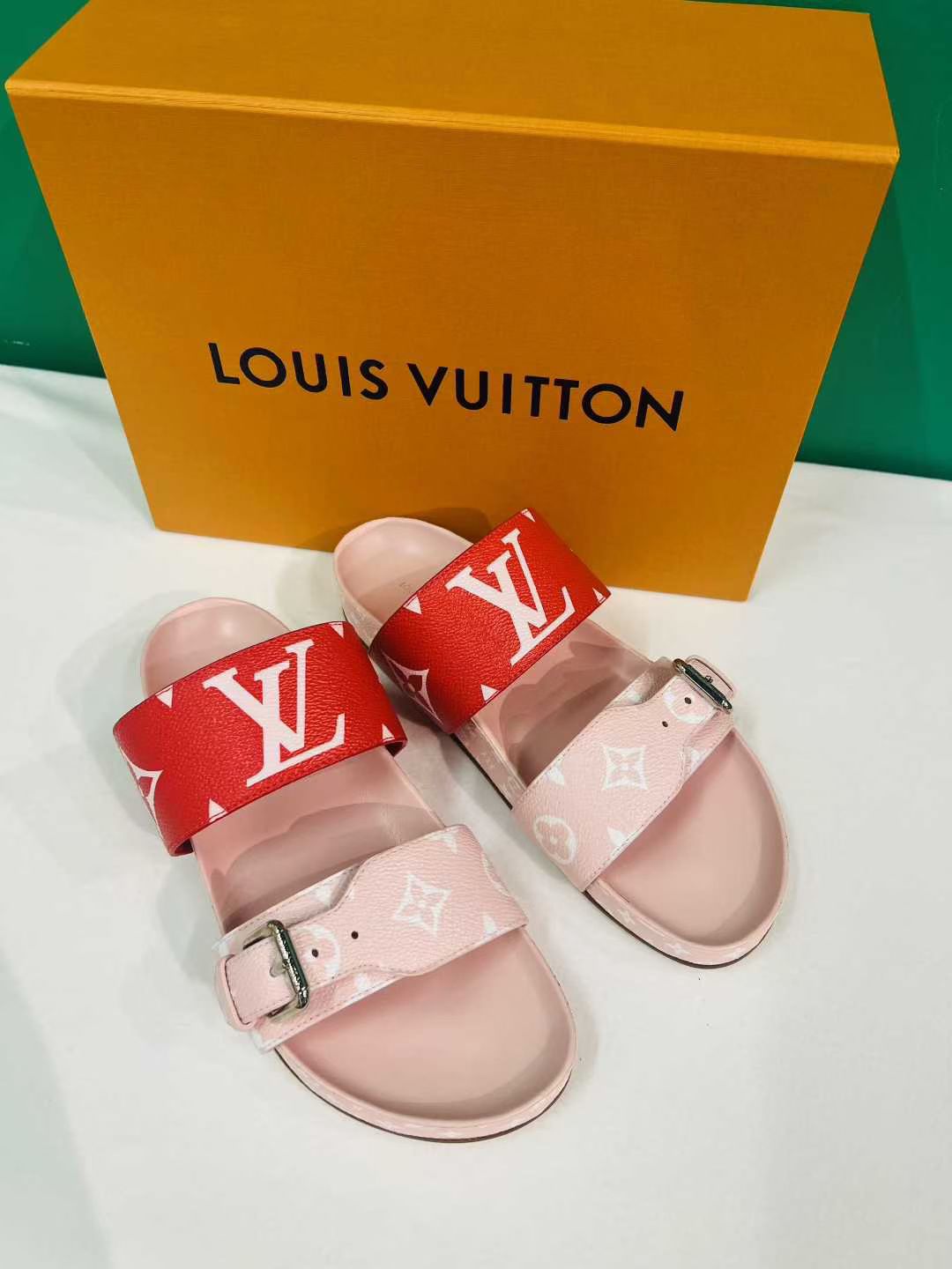 LV women's sandals, size 37.563439899600129111