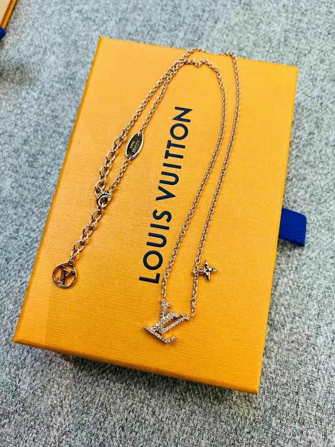 LV women's necklace5 LV women's necklace63440375666946115