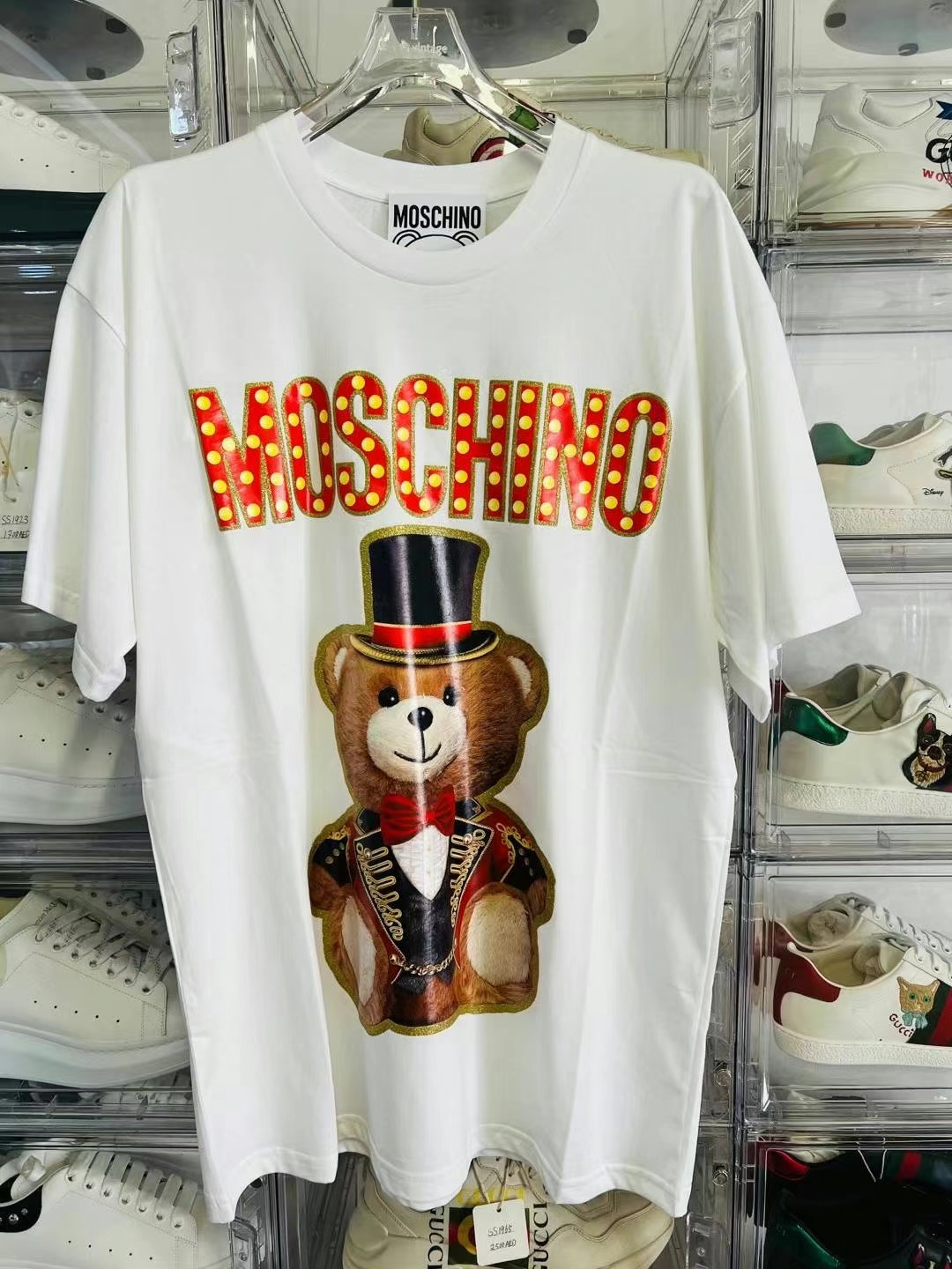 Moschino T-shirt size XS, loose fit and runs large25 Moschino T-shirt size XS, loose fit and runs large634403611348501125