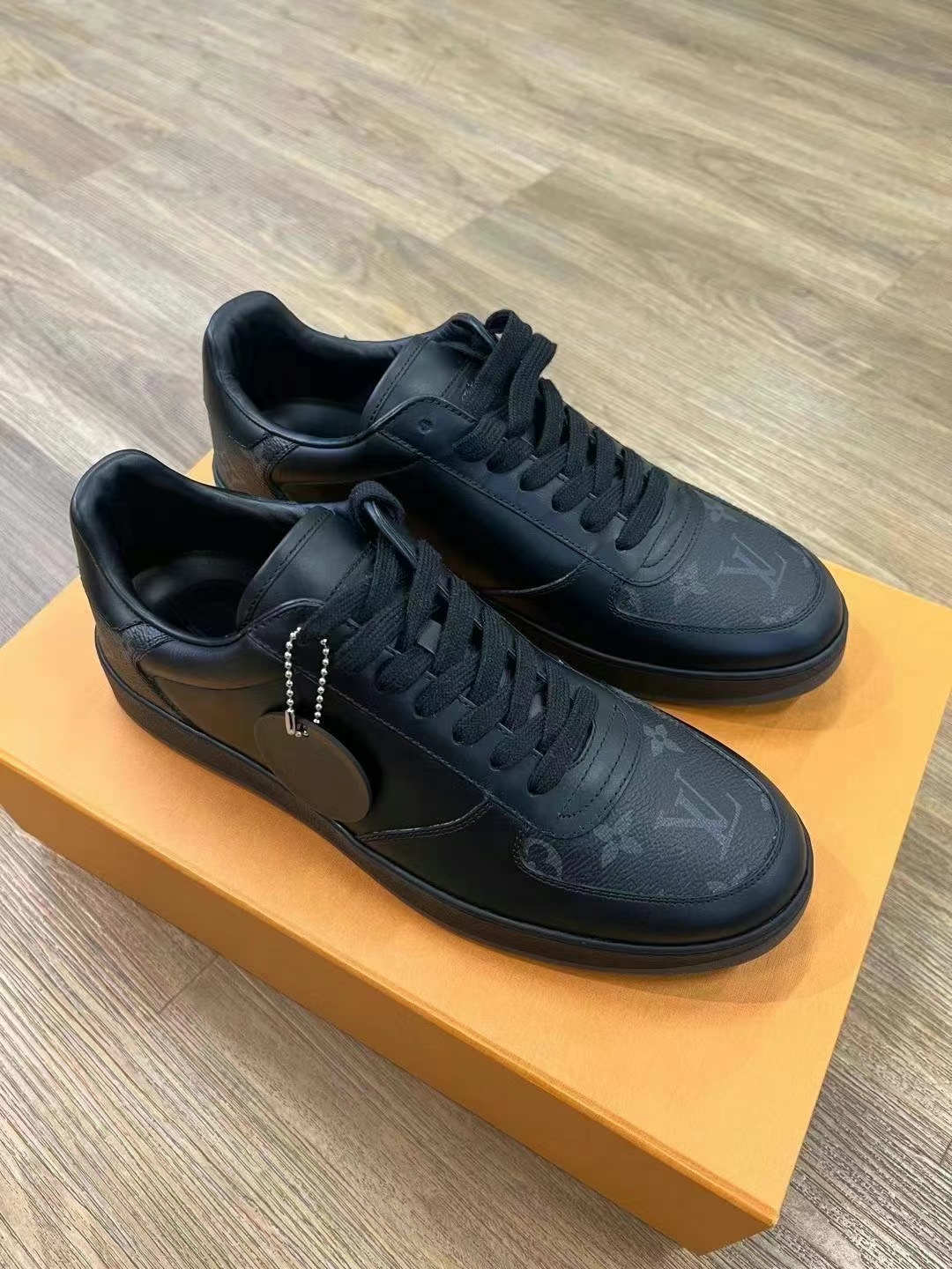 LV sneakers size 40.514 LV sneakers size 40.5634403410639391114
