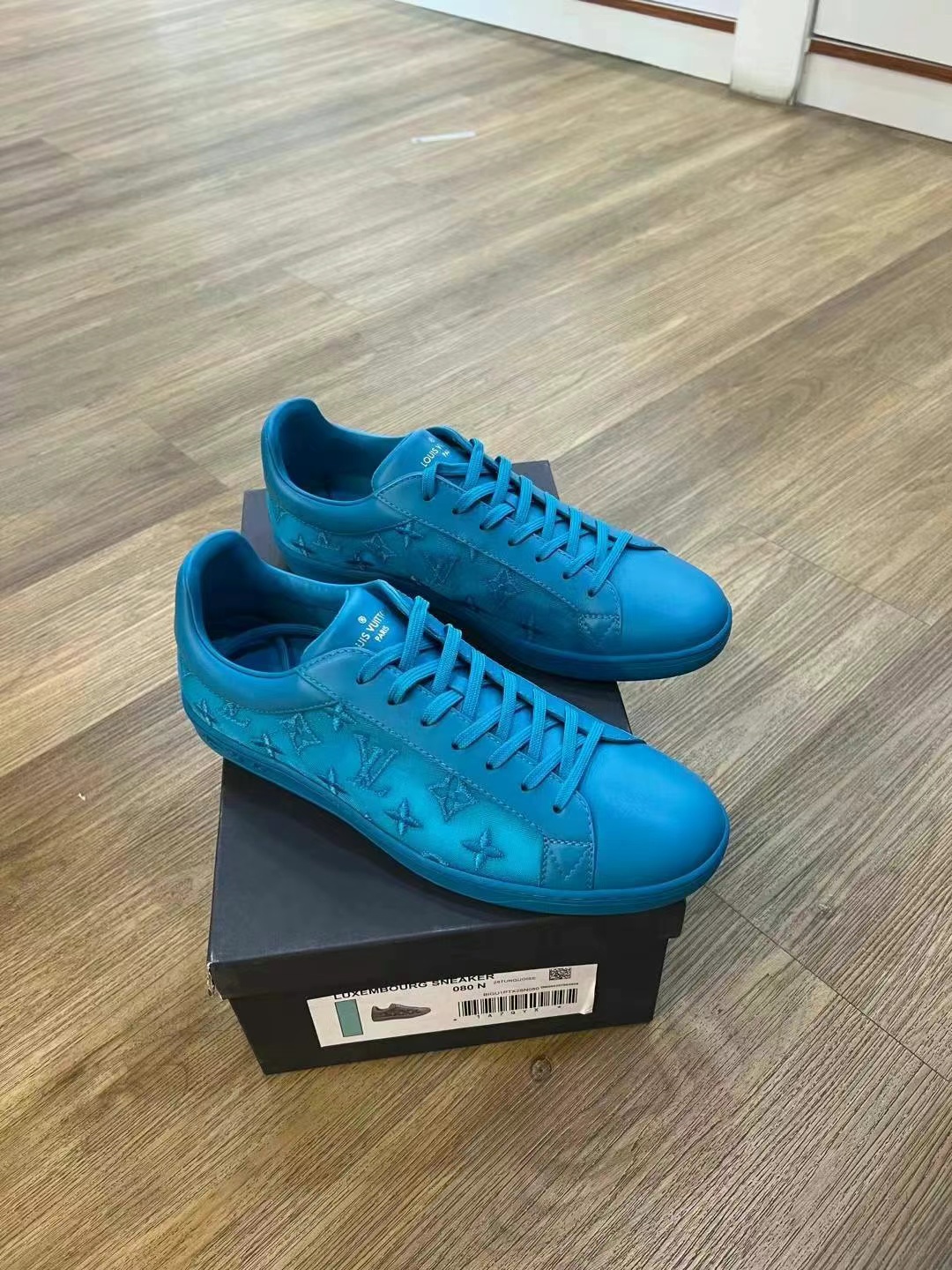 LV sneakers size 4221 LV sneakers size 42634403266068501121