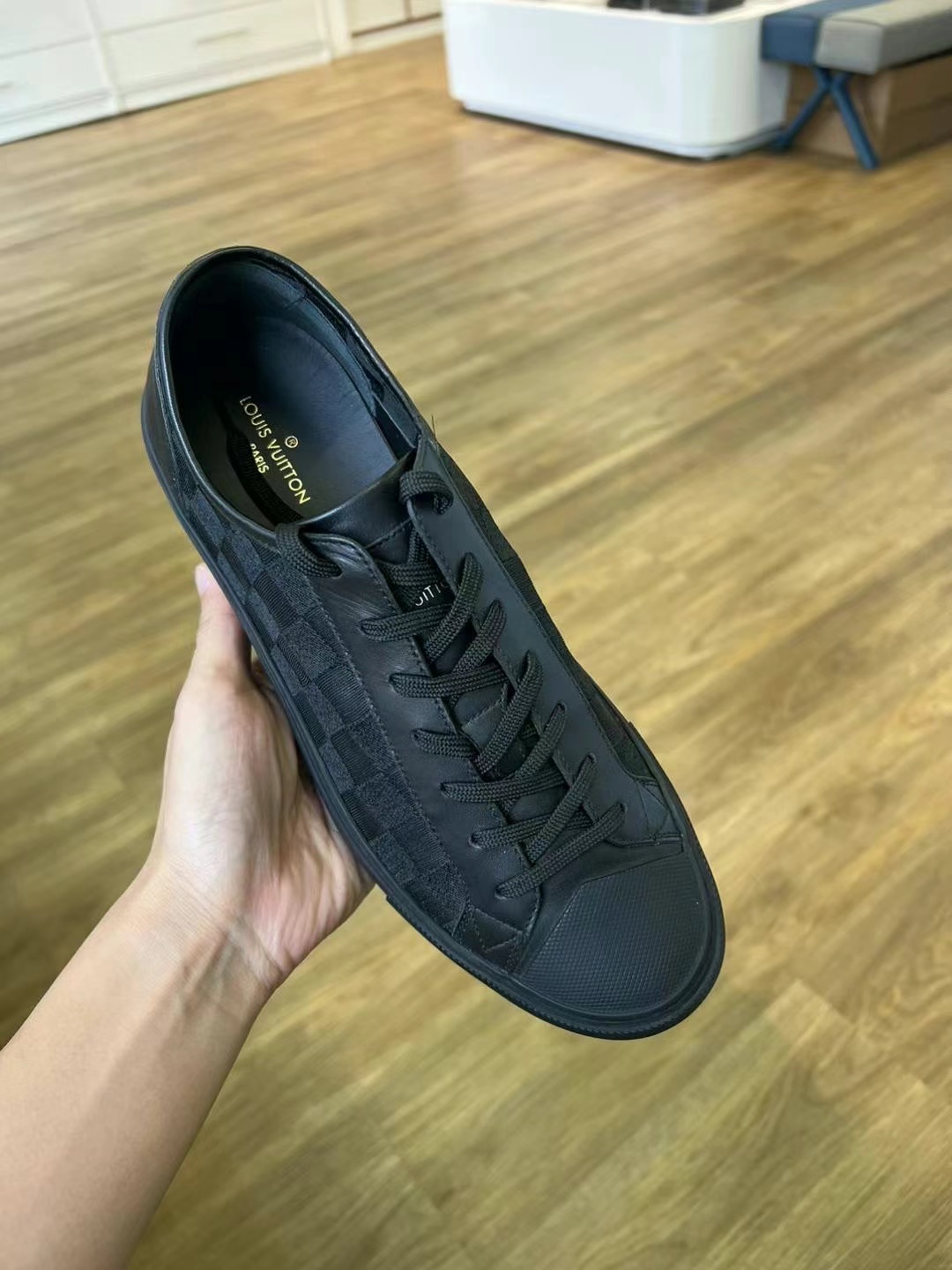 LV men's sneaker size 4115 LV men's sneaker size 41634403264458251115