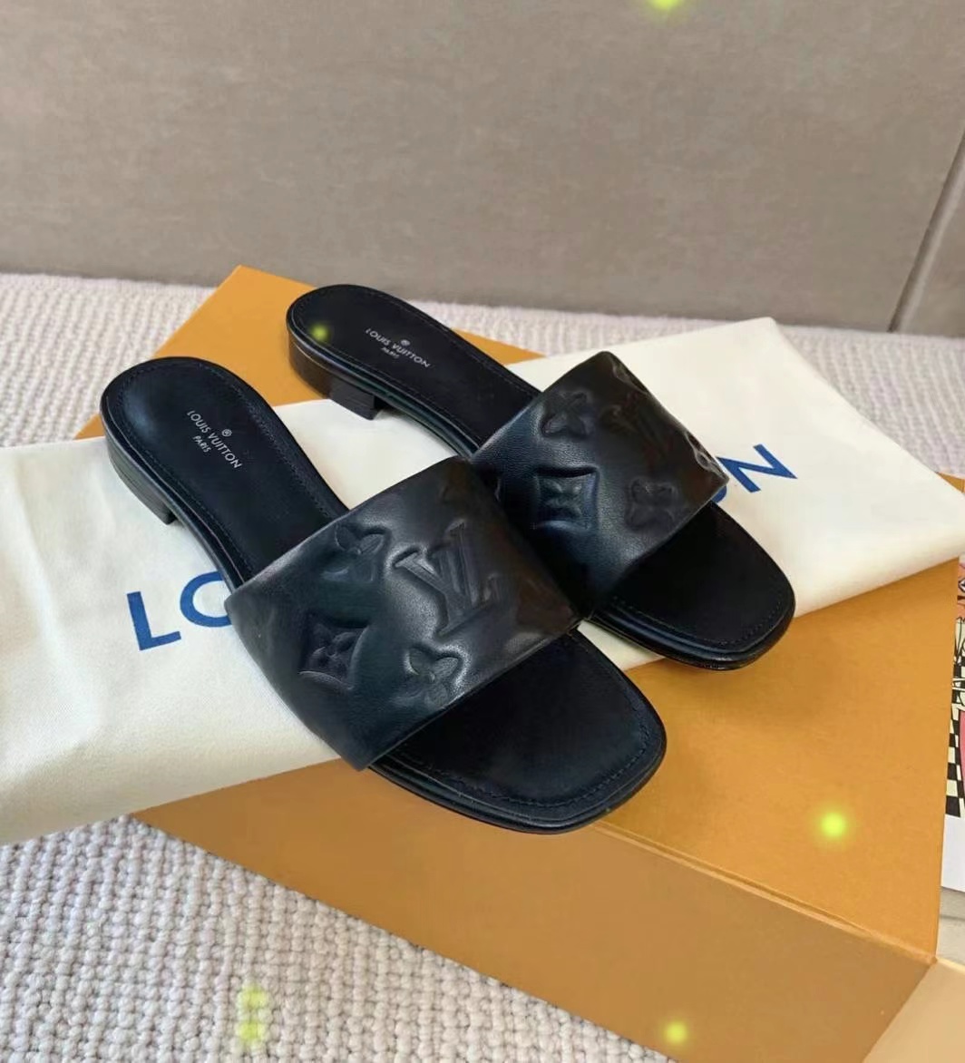 LV Slippers Size 37.52 LV Slippers Size 37.563440294317443112
