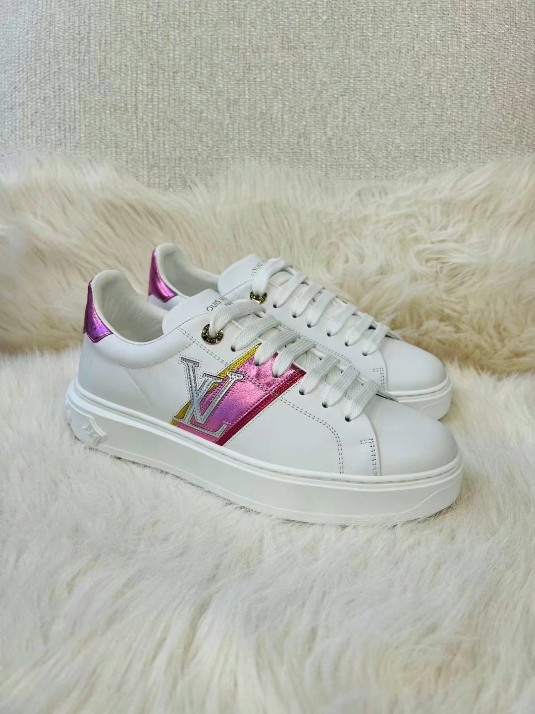 LV sneakers size 3625 LV sneakers size 36634402316805141125