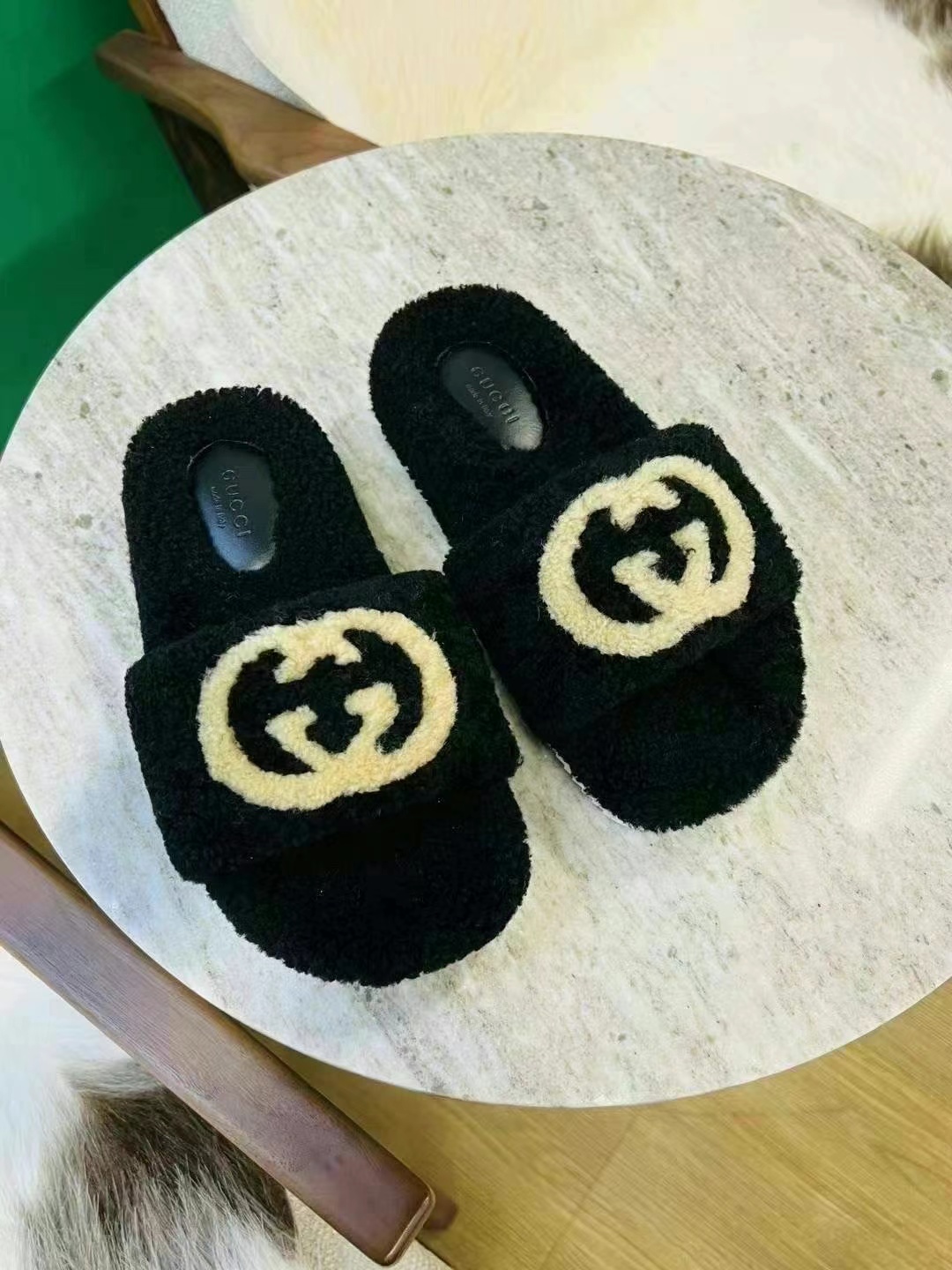 Gucci slippers with fur
Size: 36 376 Gucci slippers with fur
Size: 36 3763440228125314116