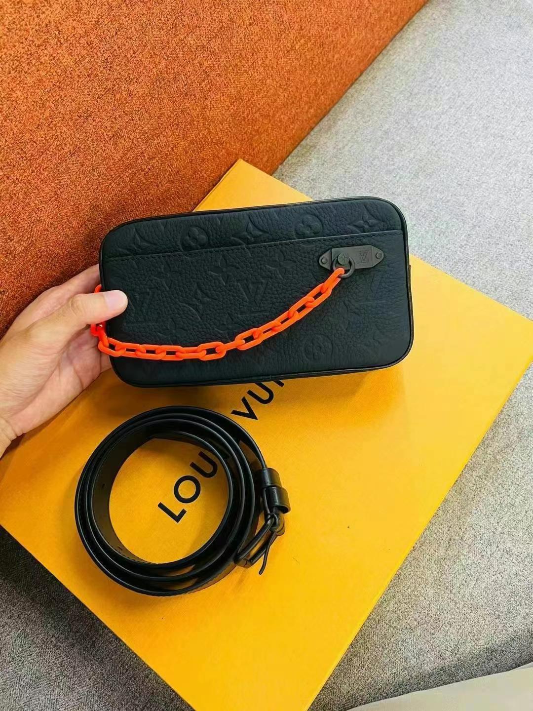 LV employee benefits combo: handbag + belt. Can be used separately or as a chest bag.7 LV employee benefits combo: handbag + belt. Can be used separately or as a chest bag.63440162634369117
