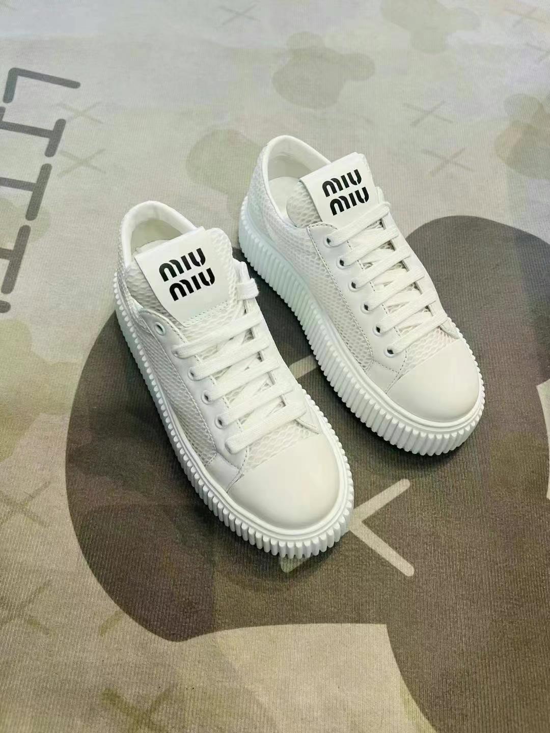 MiuMiu platform white sneakers
Size: 35.5 36 36.54 MiuMiu platform white sneakers
Size: 35.5 36 36.563440143846145114