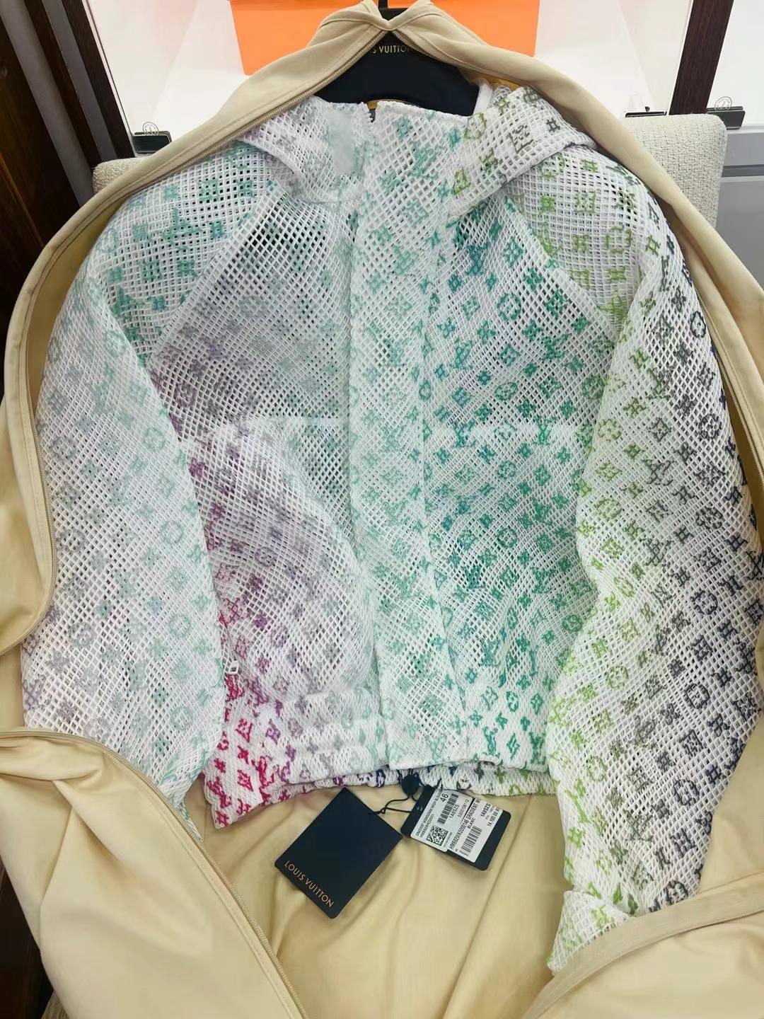 LV Gradient Color Cut-out Jacket Size 4614 LV Gradient Color Cut-out Jacket Size 46634400428284191114