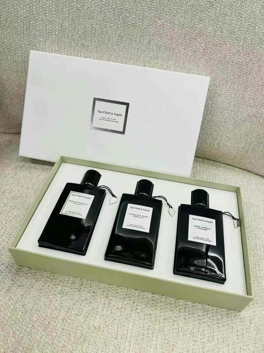 Van Cleef & Arpels Exceptional Collection Perfume Gift Set 3*45ml (Apricot Cedarwood/Royal Amber/Moonlight Patchouli)634400149968671120